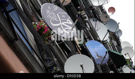 Hängen Sie zahlreiche Satelliten-TV-Antennen angebracht zu den Balkonen aus der Wohnanlage Pallasseum in Schöneberg Bezirk von Berlin, Deutschland, am 30. Mai 20123. Das Anwesen wurde in den 1970er Jahren Acco, Mmodating ca. 2,500 Einwohner in 500 Wohnungen gebaut. Foto: Britta Pedersen Stockfoto