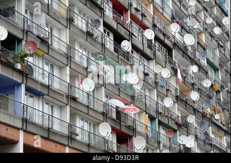 Hängen Sie zahlreiche Satelliten-TV-Antennen angebracht zu den Balkonen aus der Wohnanlage Pallasseum in Schöneberg Bezirk von Berlin, Deutschland, am 30. Mai 20123. Das Anwesen wurde in den 1970er Jahren Acco, Mmodating ca. 2,500 Einwohner in 500 Wohnungen gebaut. Foto: Britta Pedersen Stockfoto