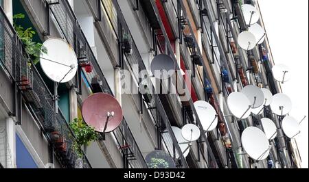 Hängen Sie zahlreiche Satelliten-TV-Antennen angebracht zu den Balkonen aus der Wohnanlage Pallasseum in Schöneberg Bezirk von Berlin, Deutschland, am 30. Mai 20123. Das Anwesen wurde in den 1970er Jahren Acco, Mmodating ca. 2,500 Einwohner in 500 Wohnungen gebaut. Foto: Britta Pedersen Stockfoto