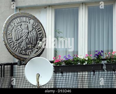 Hängen Sie zahlreiche Satelliten-TV-Antennen angebracht zu den Balkonen aus der Wohnanlage Pallasseum in Schöneberg Bezirk von Berlin, Deutschland, am 30. Mai 20123. Das Anwesen wurde in den 1970er Jahren Acco, Mmodating ca. 2,500 Einwohner in 500 Wohnungen gebaut. Foto: Britta Pedersen Stockfoto