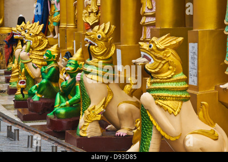 MYTHISCHE Wesen an der SHWEDAGON PAYA oder Pagode aus dem Jahre 1485 - YANGON, BIRMA Stockfoto