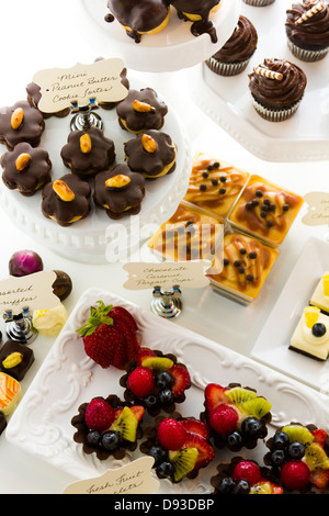 Dessert-Bar mit verschiedenen Pralinen. Stockfoto