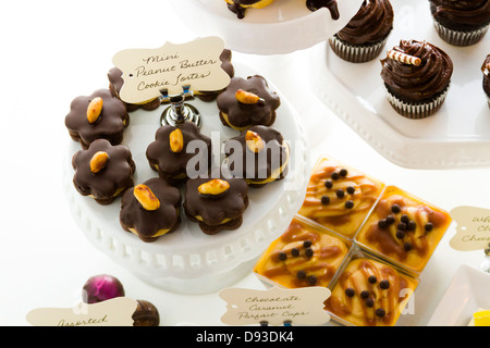 Dessert-Bar mit verschiedenen Pralinen. Stockfoto