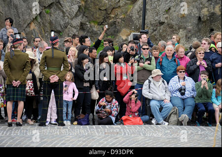 Edinburgh, Schottland. 10. Juni 2013.   21-Gun Royal Salute Zeremonie an Mühlen montieren Batterie 92. Geburtstag des Duke of Edinburgh Edinburgh Castle zu markieren. Abgebildete Massen auf die Burg Uhr salute Stockfoto