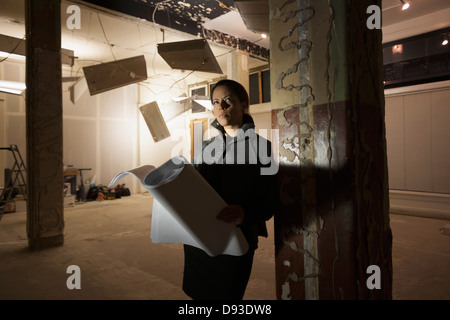 Afrikanische amerikanische Geschäftsfrau Baupläne lesen Stockfoto