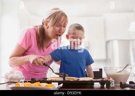 Kaukasische Mutter und Sohn Kochen Frühstück Stockfoto