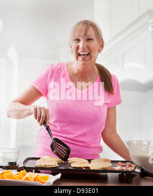 Kaukasische Frau Kochen Frühstück Stockfoto