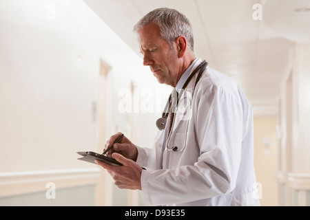 Kaukasische Arzt mit Tablet-PC Stockfoto