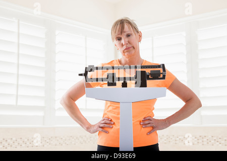 Kaukasische Frau mit einem Gewicht von selbst Stockfoto