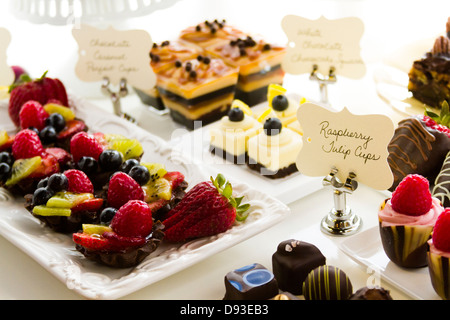 Dessert-Bar mit verschiedenen Pralinen. Stockfoto