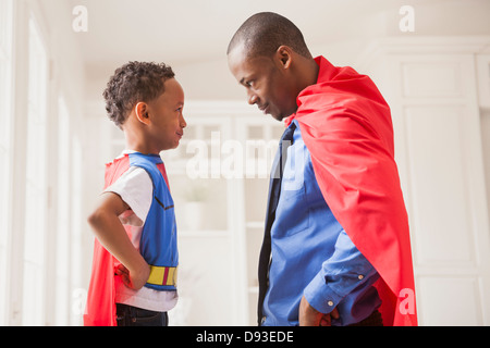 Vater und Sohn spielen Superheld Stockfoto