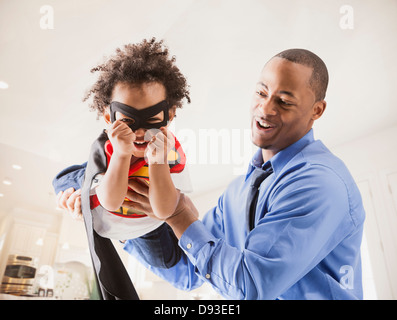 Vater und Sohn spielen Superheld Stockfoto