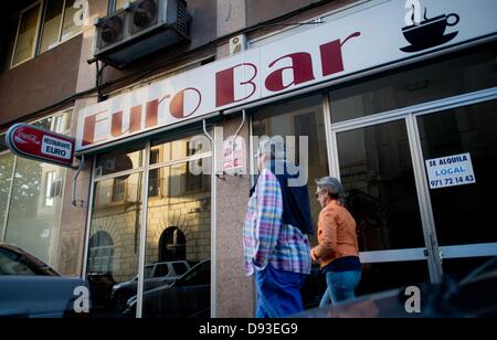 Fußgänger gehen vorbei an einem stillgelegten Restaurant mit dem Titel "Erdgas-Bar" hat ein Zeichen auf dem Display, die "Se Alquila" liest (lit. zu vermieten) in Palma De Mallorca, Spanien, 9. Juni 2013. Foto: Julian Stratenschulte Stockfoto