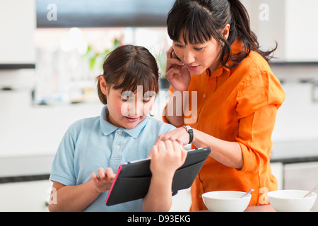 Mutter und Tochter mit Tablet-PC Stockfoto