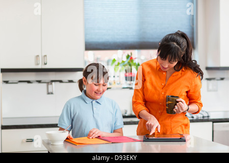 Mutter und Tochter entspannend in Küche Stockfoto