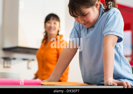 Mädchen lesen Hausaufgaben am Schreibtisch Stockfoto