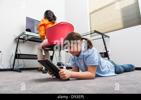 Mutter und Tochter mit Technologie im home-office Stockfoto