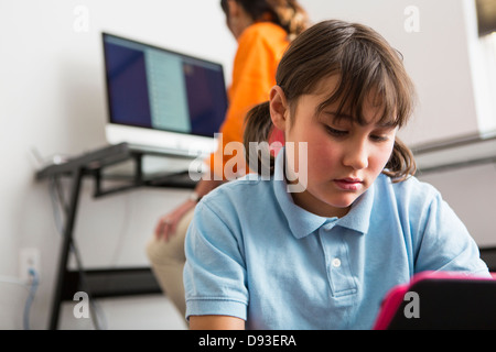 Mädchen mit Tablet-PC Stockfoto