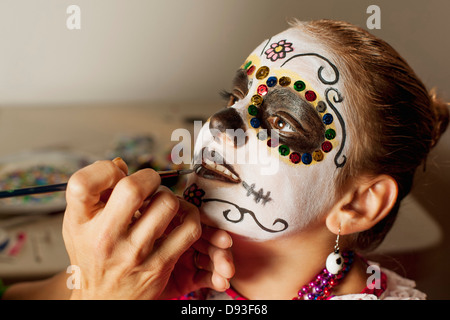 Mädchen, das Gesicht gemalt für Dia de Los Muertos Stockfoto