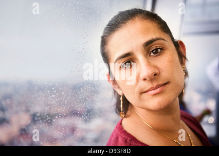 Hispanic Frau Reiten Aufzug Stockfoto