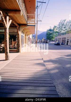 Sonnendurchflutetes Pflaster in der Stadt Stockfoto