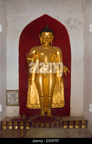 Original 4 Meter hohe Bronze-BUDDHA-Statue in der SHWEZIGON Pagode 1102 n. Chr. durch König Kyansittha - BAGAN, MYANMAR abgeschlossen Stockfoto