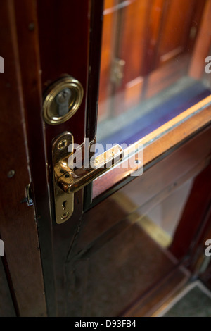 Venice Simplon-Orient-Express Wagen Zug, Interieur, Nahaufnahme von einem Türgriff Stockfoto