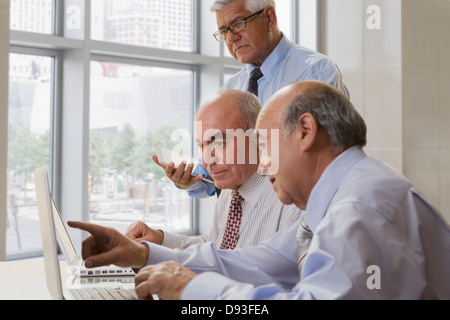 Spanische Ärzte sprechen im Büro Stockfoto