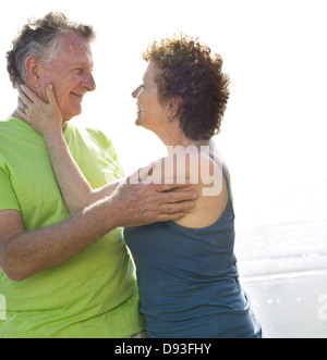 Kaukasische paar umarmt am Strand Stockfoto