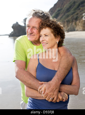 Kaukasische paar zu Fuß am Strand Stockfoto