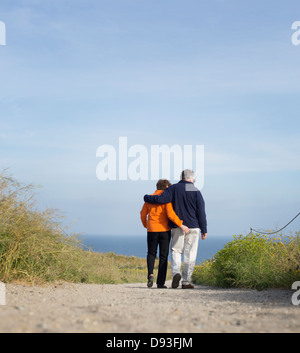 Kaukasische paar zu Fuß am Strand Stockfoto