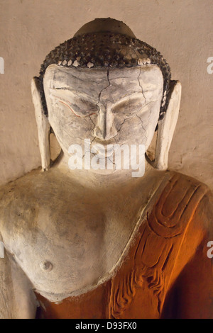 Die selten besuchte Recht KAHTIKEPAN-Tempel-Komplex hat eine schöne BHUDDA-STATUE - BAGAN, MYANMAR Stockfoto