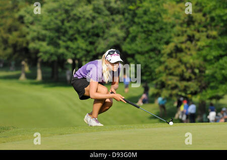 9. Juni 2013 - Pittsford, NY, Vereinigte Staaten von Amerika - 9. Juni 2013: Pernilla Linberg bereitet sich in der 4. Runde der die Wegmans LPGA Championship 2013 in Pittsford, NY putt. Stockfoto