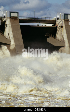 Blick auf den Damm und fließendes Wasser Stockfoto