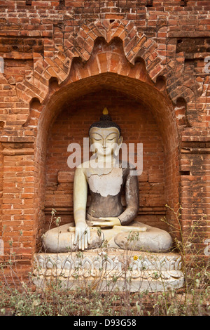 Die selten besuchte Recht KAHTIKEPAN-Tempel-Komplex hat eine schöne BHUDDA-STATUE in eine äußere Nische - BAGAN, MYANMAR Stockfoto