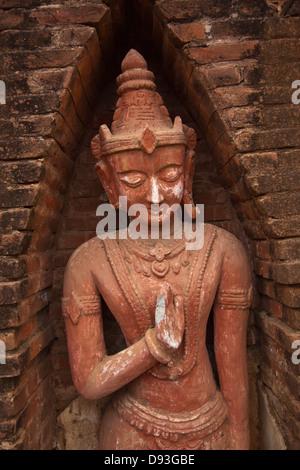 Die selten besuchte Recht KAHTIKEPAN-Tempel-Komplex hat eine BHUDDHIST Gottheit STATUE - BAGAN, MYANMAR Stockfoto