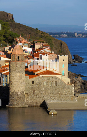 Küsten Kirche in der mediterranen Dorf Collioure, Pyrenees Orientales, Roussillon, Frankreich Stockfoto