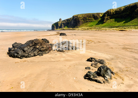 Downhill Strand und Mussenden Temple auf Klippe oben, Castlerock, Coleraine, Co Londonderry, Nordirland, Vereinigtes Königreich. Stockfoto