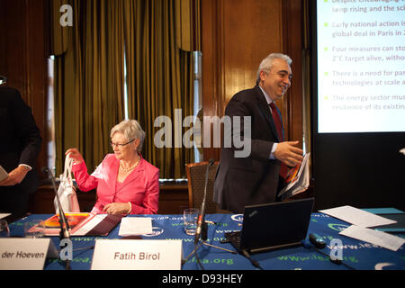 London, UK. 10. Juni 2013.  Bild zeigt Fatih Birol, Chefökonom und Leiter der globalen Energiewirtschaft mit Maria van der Hoeven bei der Internationalen Energieagentur-Konferenz heute in London, UK. Stockfoto