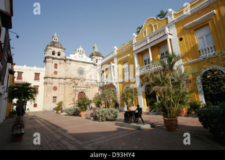 Iglesia de San Pedro Claver und koloniale Gebäude im historischen Zentrum von Cartagena de Indias, Kolumbien Stockfoto