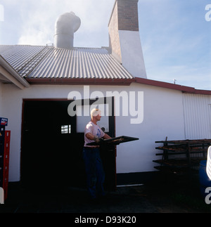 Junger Mann mit Tablett, Seitenansicht Stockfoto