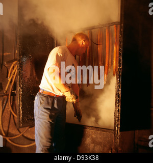 Mann stand durch Fleisch, Seitenansicht Stockfoto