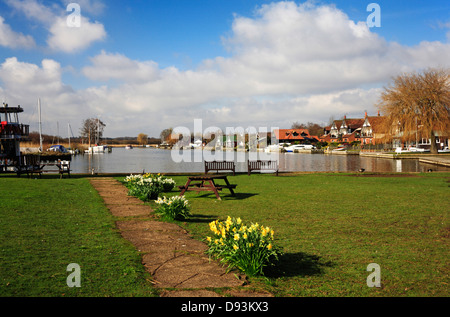 Ein Blick auf den Fluss Bure auf den Norfolk Broads in Horning, Norfolk, England, Vereinigtes Königreich. Stockfoto