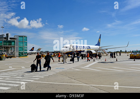 Touristen, die Ryanair-Flugzeug am internationalen Flughafen von Porto Portugal verlassen Stockfoto