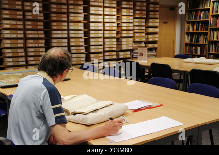 Ein Mann arbeitet an einem Tisch im County Record Office in Warwick Stockfoto