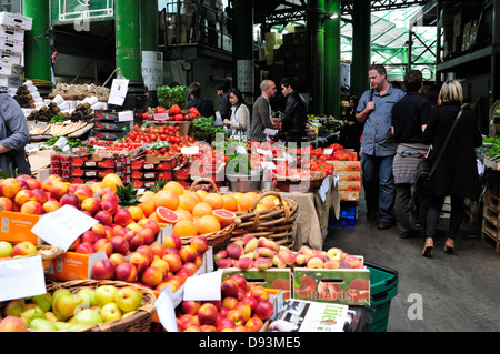 Obst und Gemüse Stall im Borough Market, central London, UK. Stockfoto