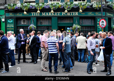 Menschen trinken vor einem Pub in der Nähe von Borough Market, London, UK Stockfoto