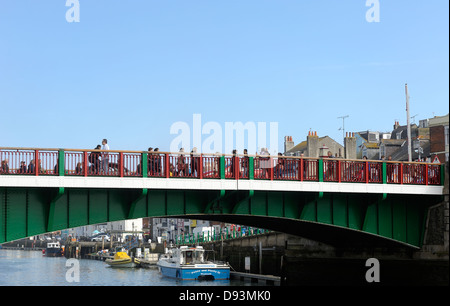 Menschen überqueren Weymouth Stadt überbrücken Dorset England uk Stockfoto