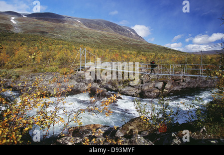 Hängebrücke über den Fluss Stockfoto