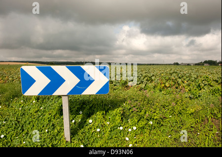 Halten Sie rechts blau weißen Chevron Zeichen Chevrons Pfeil Stockfoto